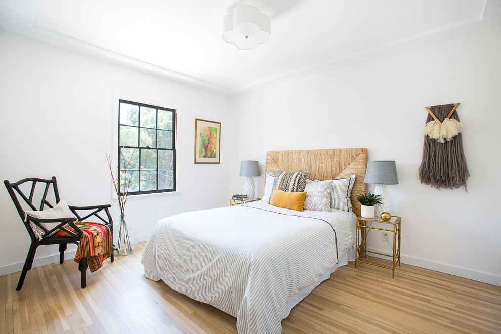 ロサンゼルスにある広いトランジショナルスタイルのおしゃれな主寝室 (白い壁、淡色無垢フローリング、ベージュの床、暖炉なし) のインテリア