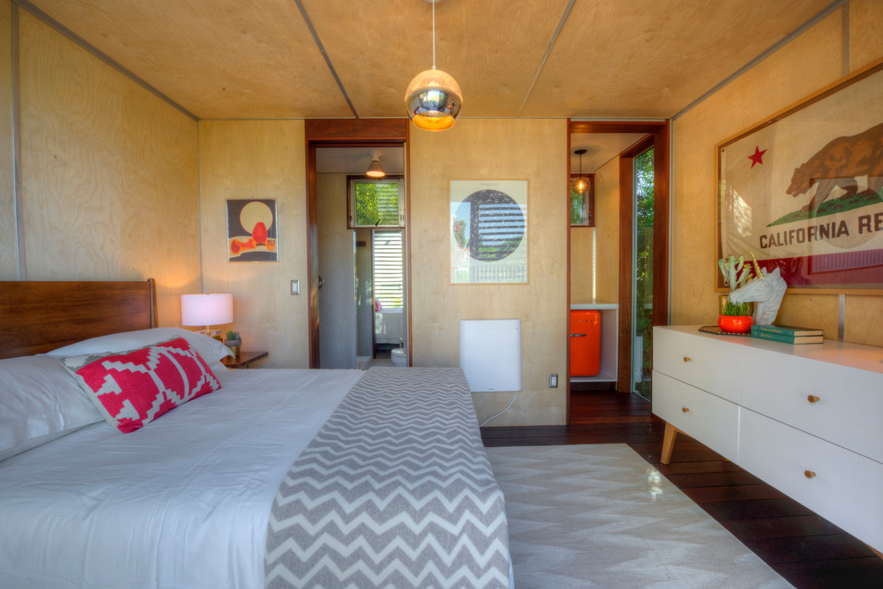 Exemple d'une petite chambre d'amis éclectique avec un mur beige et parquet foncé.