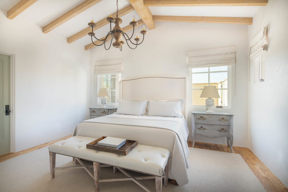 Mediterranes Schlafzimmer mit weißer Wandfarbe und hellem Holzboden in Phoenix
