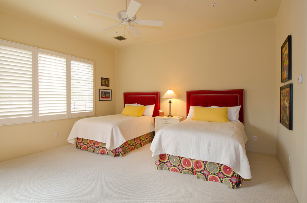 Foto di una camera degli ospiti american style di medie dimensioni con pareti beige e moquette