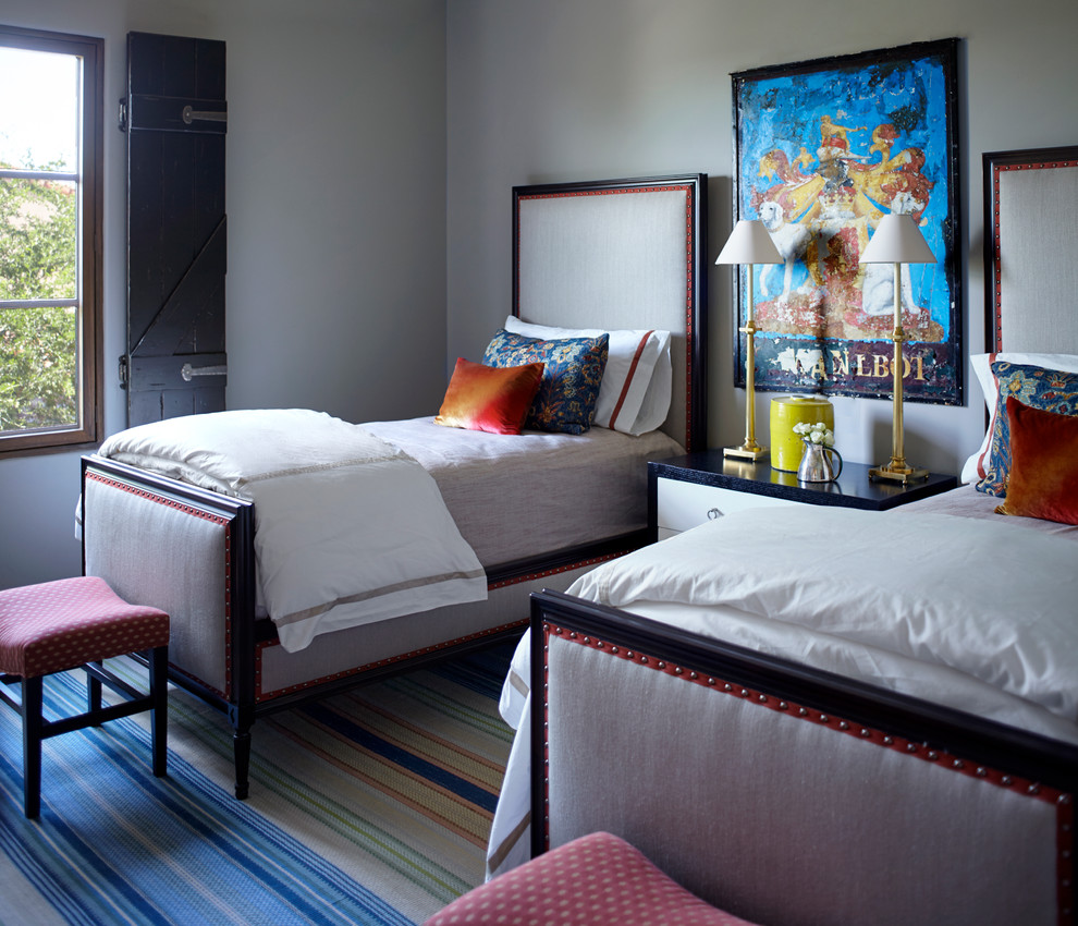 Modelo de habitación de invitados de estilo americano con paredes beige