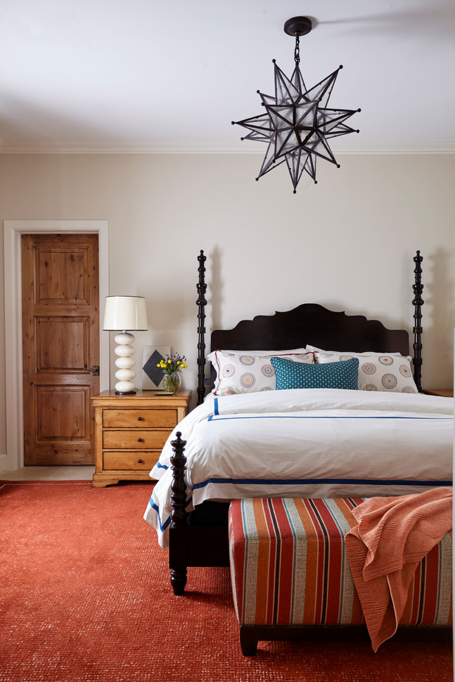 Свежая идея для дизайна: хозяйская спальня в стиле фьюжн с бежевыми стенами, ковровым покрытием и красным полом - отличное фото интерьера