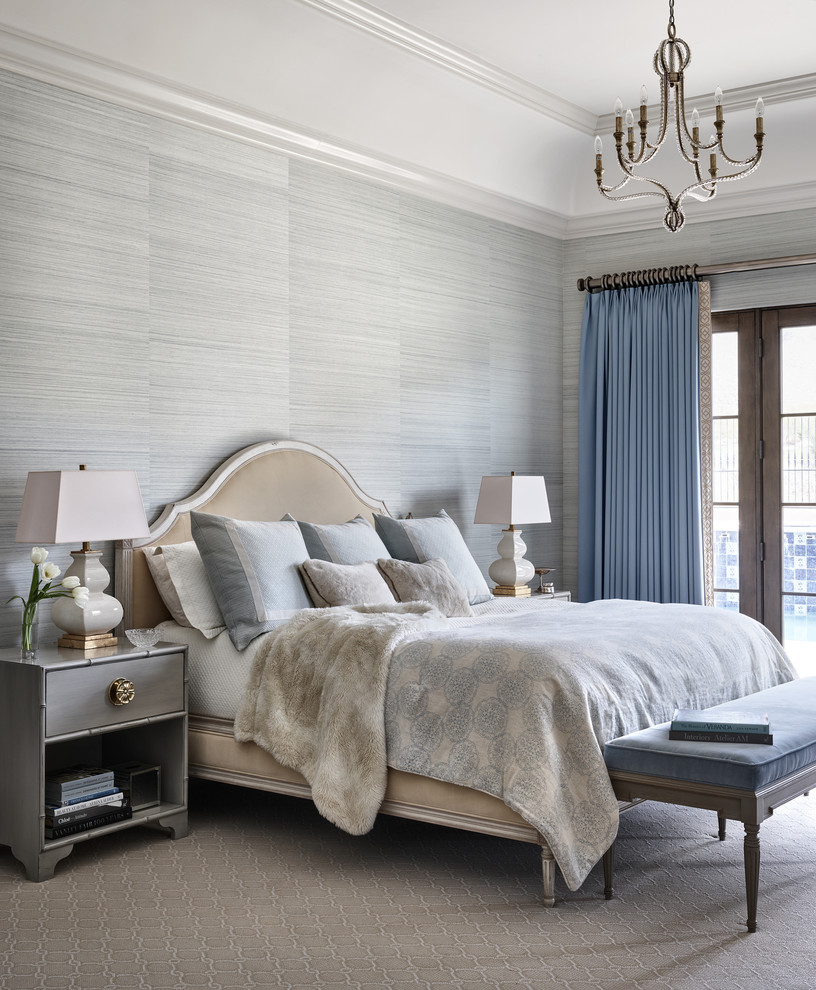 ロサンゼルスにあるトラディショナルスタイルのおしゃれな寝室 (グレーの壁、カーペット敷き、グレーの床、青いカーテン)
