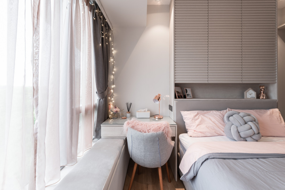 Immagine di una camera da letto contemporanea di medie dimensioni con pareti bianche e pavimento marrone