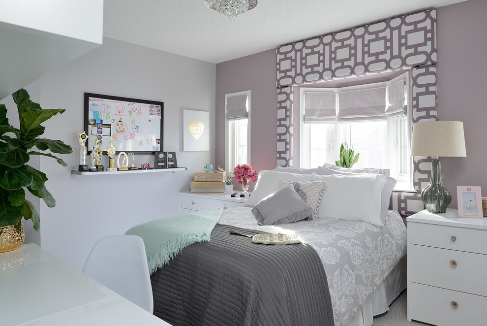 Источник вдохновения для домашнего уюта: спальня среднего размера в стиле неоклассика (современная классика) с фиолетовыми стенами, ковровым покрытием и бежевым полом без камина