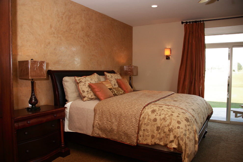 Ejemplo de dormitorio principal clásico de tamaño medio con paredes beige, moqueta y suelo beige