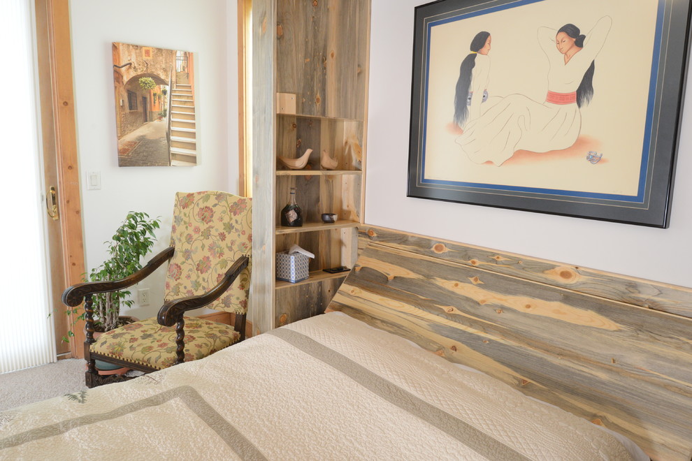 Modelo de dormitorio principal bohemio de tamaño medio con paredes beige, moqueta y suelo gris