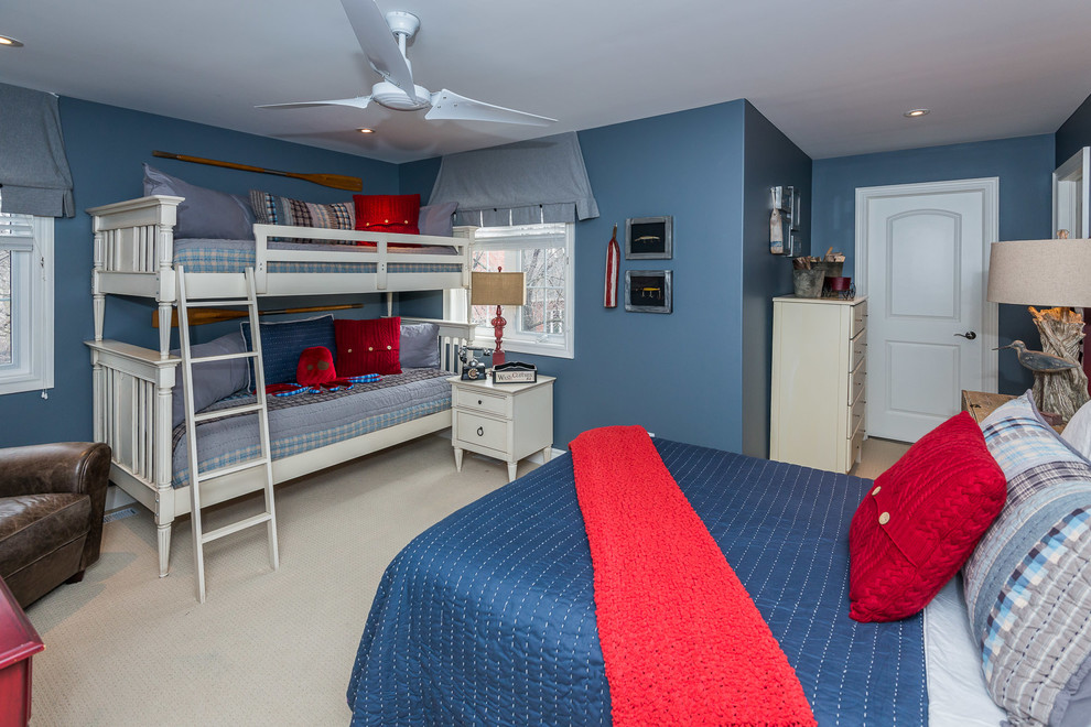 Источник вдохновения для домашнего уюта: большая хозяйская спальня в стиле рустика с синими стенами, ковровым покрытием и белым полом