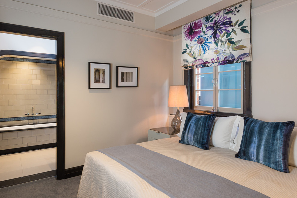 Идея дизайна: большая гостевая спальня (комната для гостей) в стиле неоклассика (современная классика) с белыми стенами и ковровым покрытием без камина