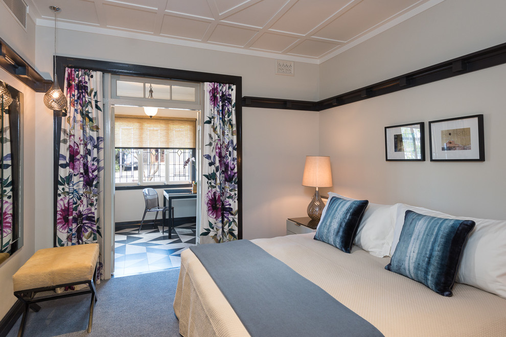 На фото: большая гостевая спальня (комната для гостей) в стиле неоклассика (современная классика) с белыми стенами и ковровым покрытием без камина с