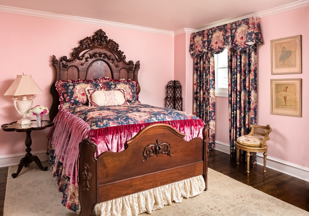 Exemple d'une très grande chambre d'amis chic avec un mur rose, parquet foncé et un sol marron.