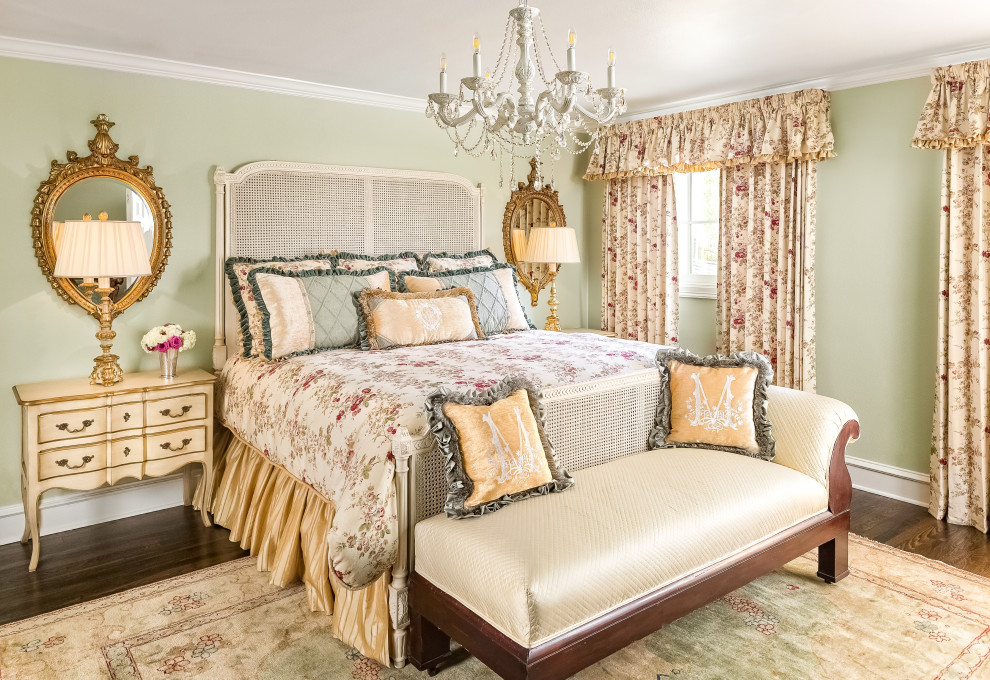 Idée de décoration pour une très grande chambre parentale tradition avec un mur vert, parquet foncé et un sol marron.