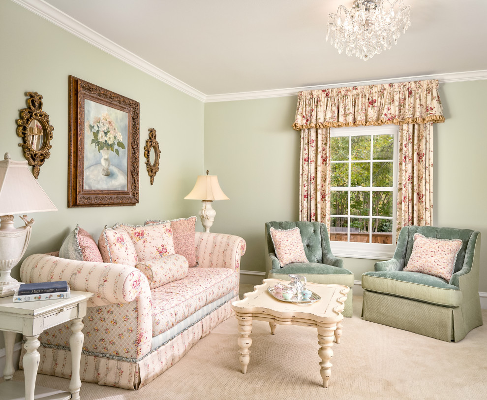 Foto di un'ampia camera matrimoniale chic con pareti verdi, moquette e pavimento beige