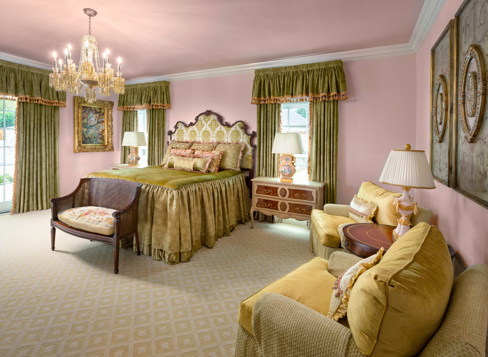 Aménagement d'une très grande chambre classique avec un mur rose et un sol beige.