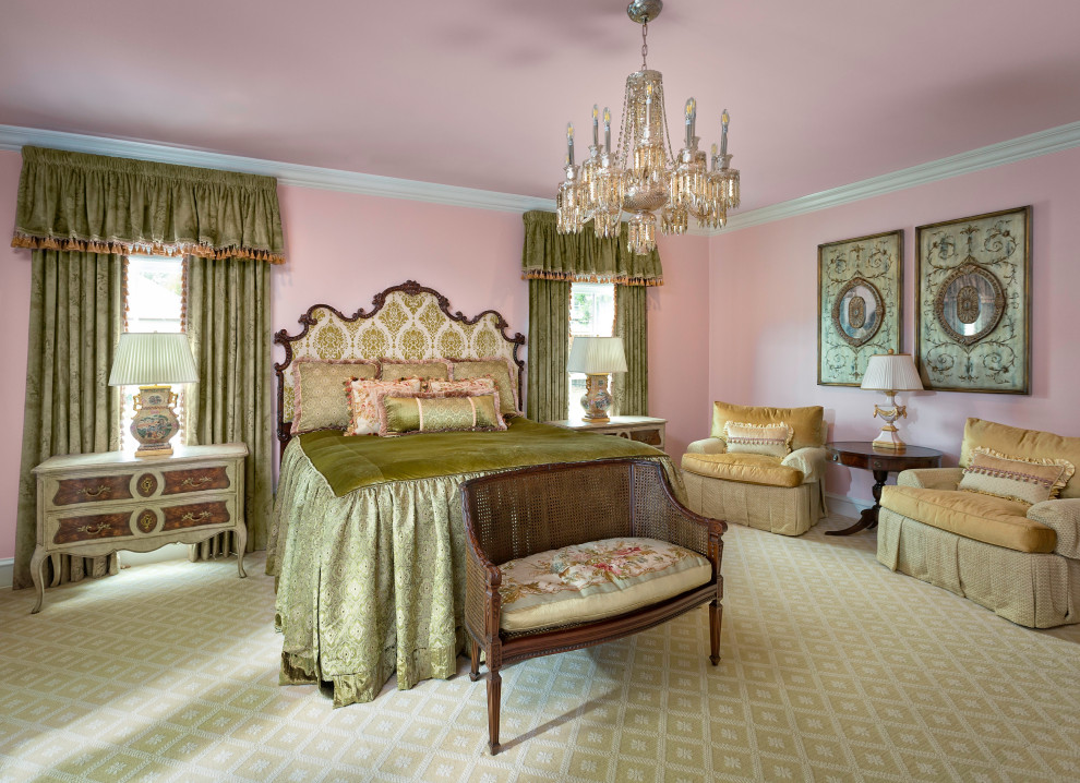 Aménagement d'une chambre classique avec un mur rose et un sol beige.