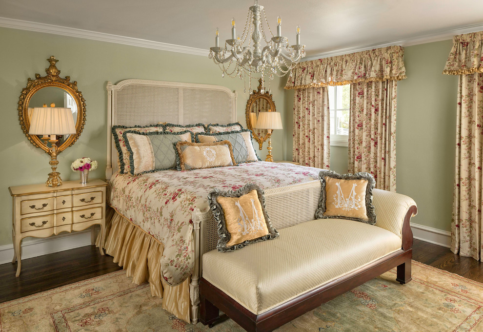 Ispirazione per una camera da letto tradizionale con pareti verdi, pavimento in legno massello medio e pavimento marrone