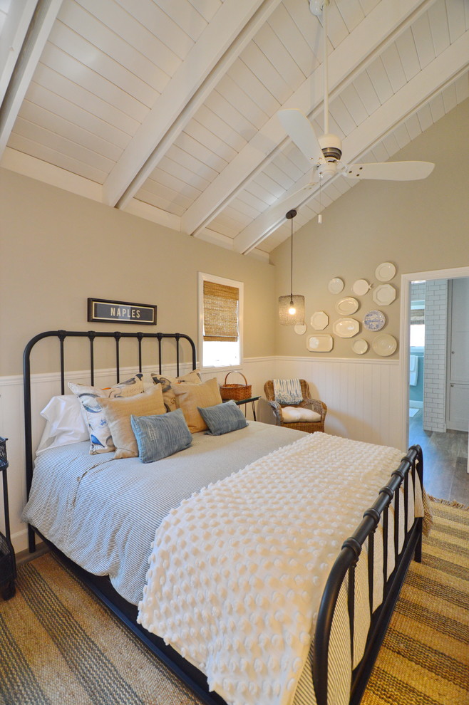 Ispirazione per una camera da letto stile marino con pareti beige, parquet scuro e pavimento marrone