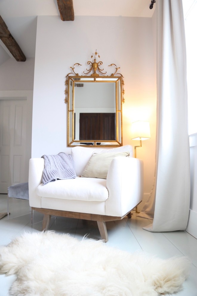 На фото: большая хозяйская спальня в классическом стиле с серыми стенами, деревянным полом и бирюзовым полом