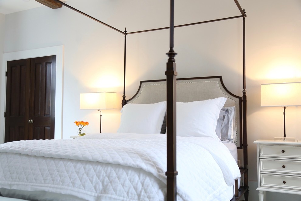 Источник вдохновения для домашнего уюта: большая хозяйская спальня в классическом стиле с серыми стенами, деревянным полом и бирюзовым полом