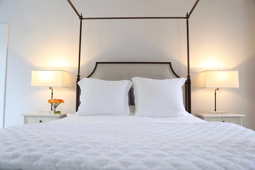 Свежая идея для дизайна: большая хозяйская спальня в классическом стиле с серыми стенами, деревянным полом и бирюзовым полом без камина - отличное фото интерьера