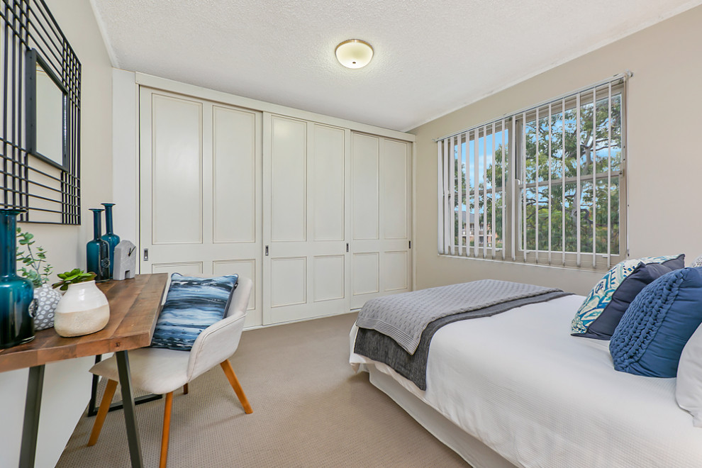 Mittelgroßes Modernes Hauptschlafzimmer mit beiger Wandfarbe, Teppichboden und beigem Boden in Sydney