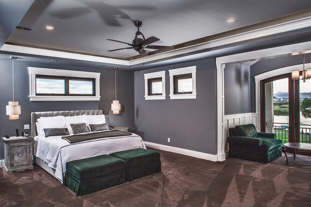 Großes Klassisches Hauptschlafzimmer mit grauer Wandfarbe, Teppichboden, Kamin und Kaminumrandung aus Stein in Denver