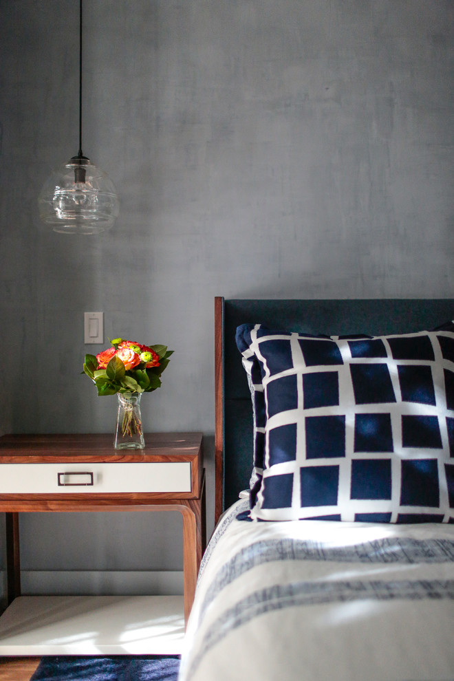Diseño de dormitorio principal minimalista de tamaño medio sin chimenea con paredes blancas y suelo de madera clara