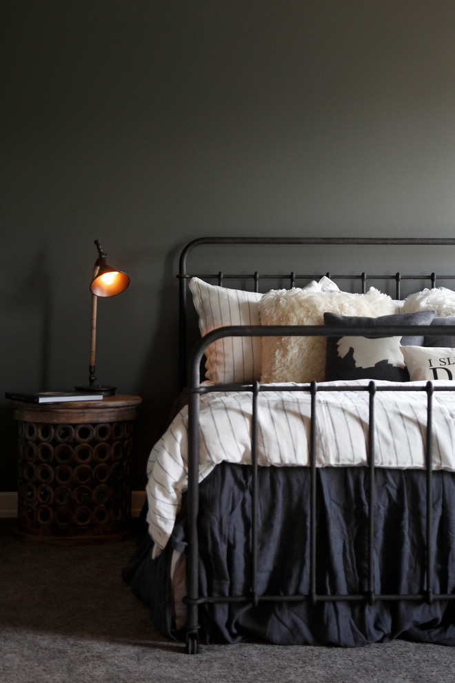 Ispirazione per una grande camera da letto chic con pareti grigie, moquette e pavimento grigio