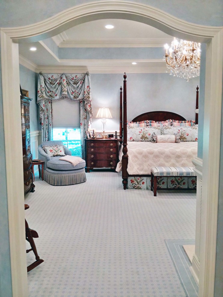 Стильный дизайн: большая хозяйская спальня в викторианском стиле с синими стенами и ковровым покрытием - последний тренд