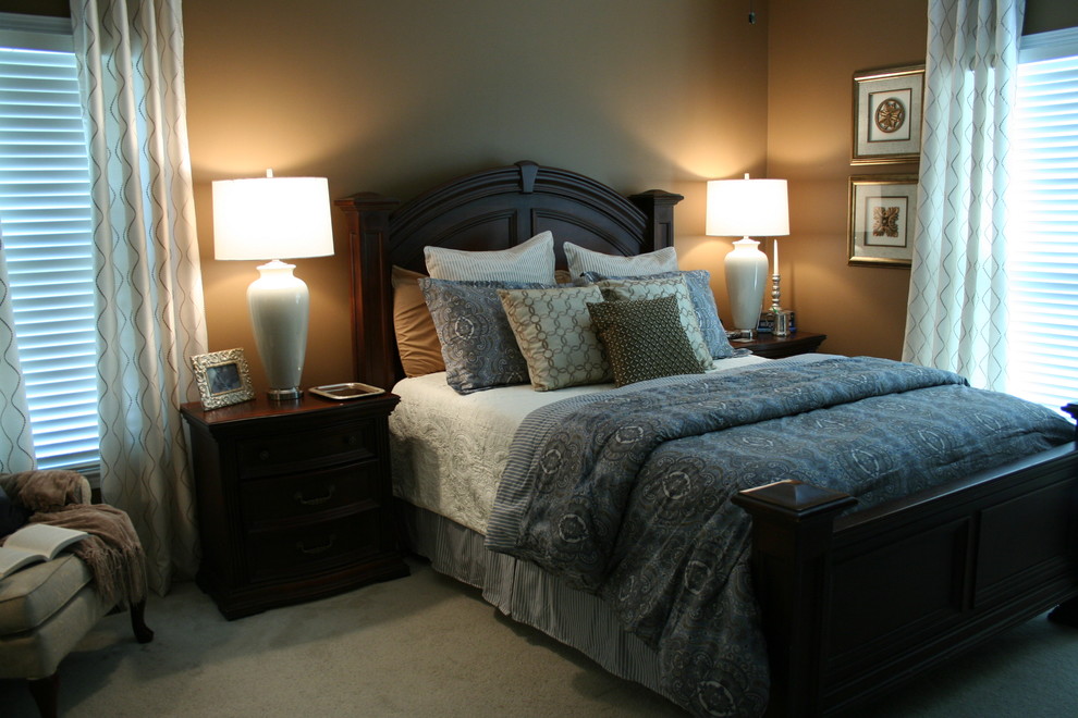 Идея дизайна: хозяйская спальня среднего размера в стиле неоклассика (современная классика) с коричневыми стенами и ковровым покрытием