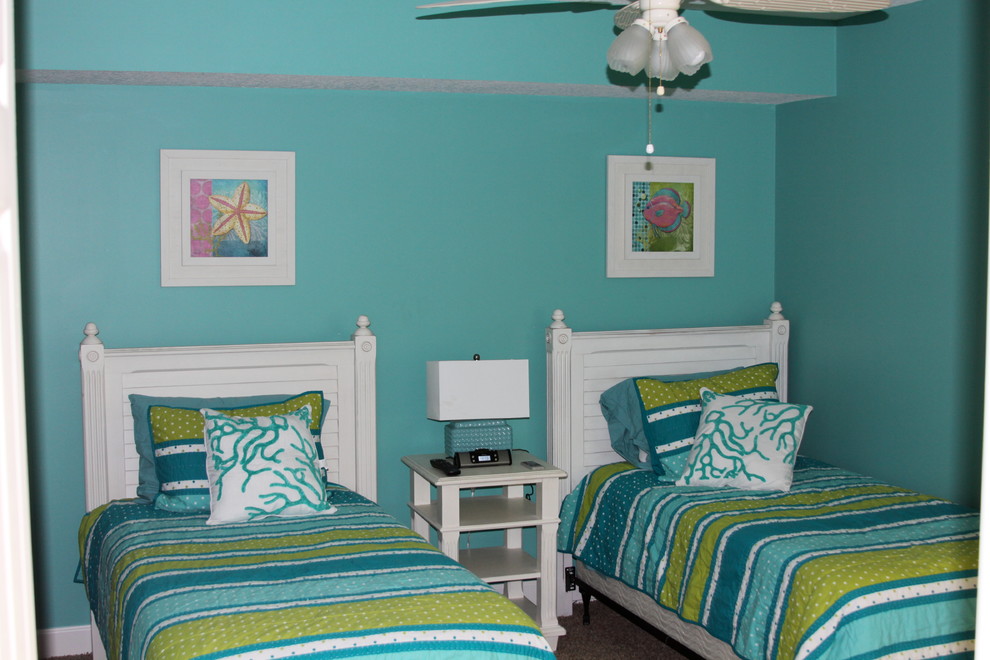 Mittelgroßes Maritimes Gästezimmer ohne Kamin mit blauer Wandfarbe und Teppichboden in Orlando