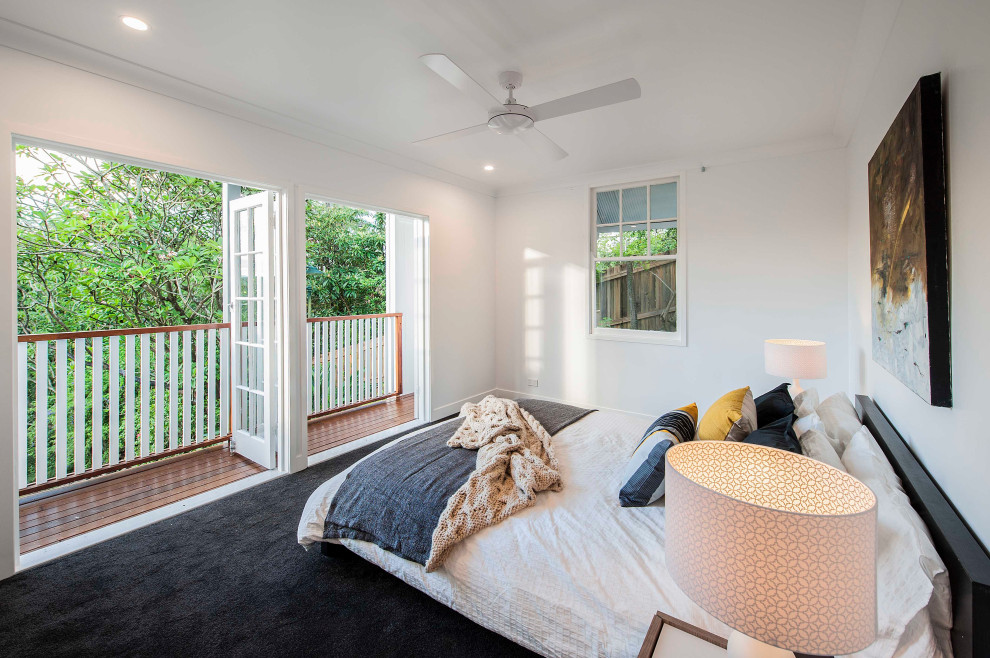 Großes Modernes Schlafzimmer ohne Kamin mit weißer Wandfarbe, Teppichboden und schwarzem Boden in Brisbane
