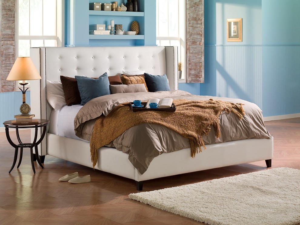 Diseño de dormitorio principal bohemio grande sin chimenea con paredes azules, suelo de madera en tonos medios y suelo marrón