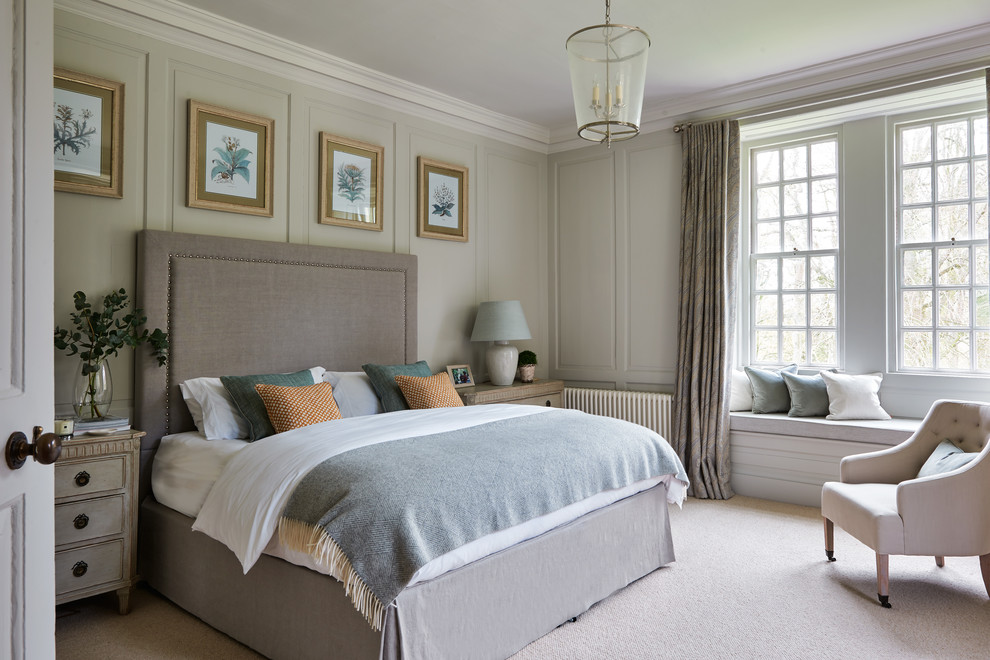 中くらいなトラディショナルスタイルのおしゃれな主寝室 (緑の壁、カーペット敷き、ベージュの床、グレーとクリーム色) のインテリア