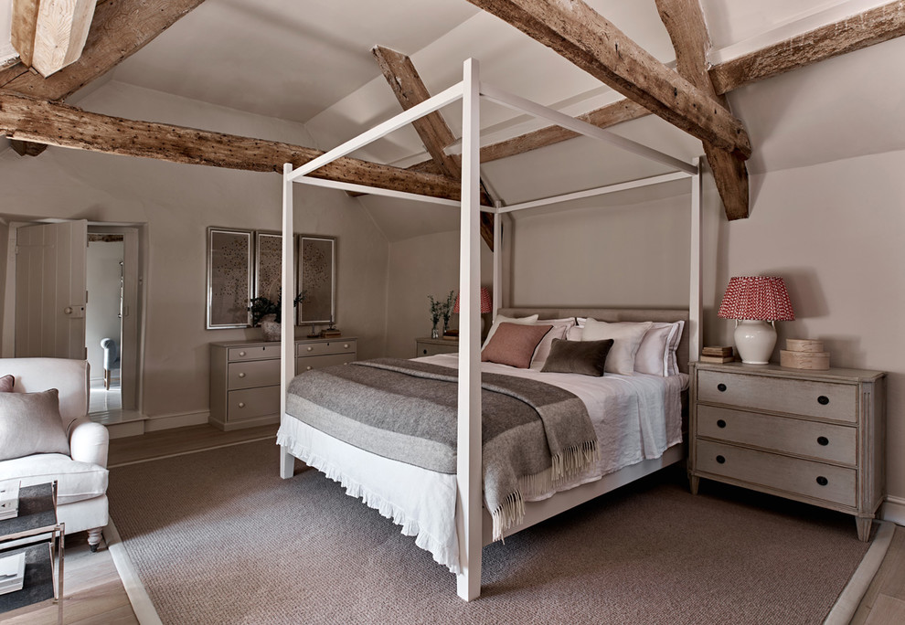 На фото: спальня среднего размера в стиле кантри с серыми стенами
