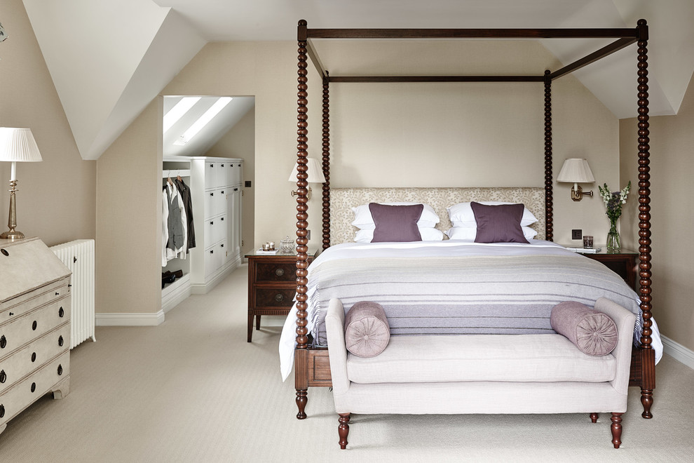 На фото: хозяйская спальня в классическом стиле с бежевыми стенами, ковровым покрытием и бежевым полом без камина