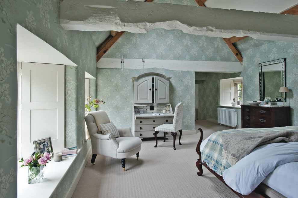 Großes Landhaus Schlafzimmer mit blauer Wandfarbe und Teppichboden in Gloucestershire