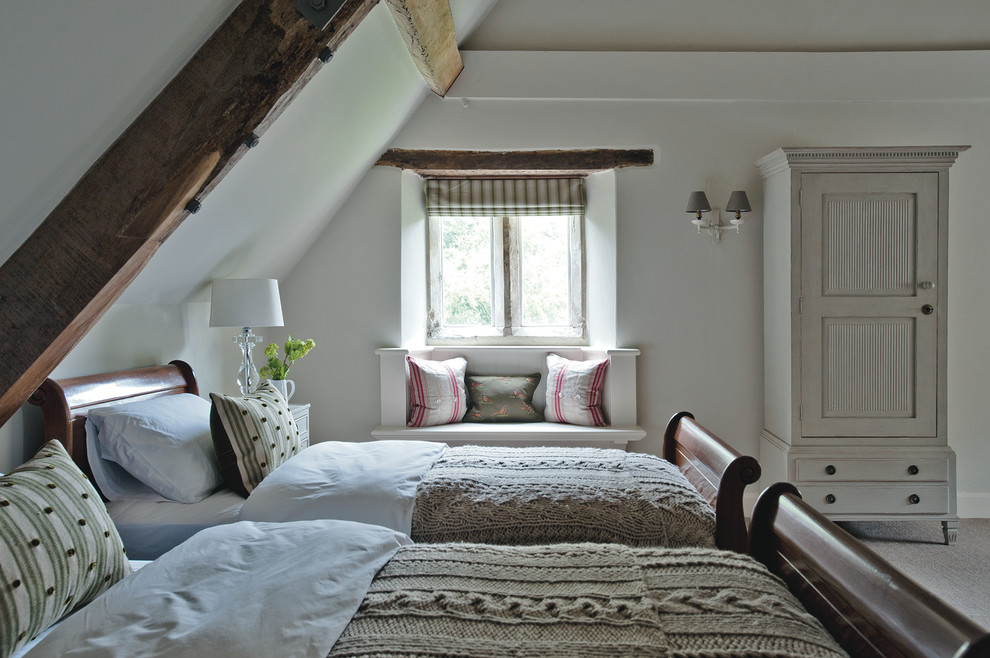 Идея дизайна: маленькая гостевая спальня (комната для гостей): освещение в стиле кантри с бежевыми стенами и ковровым покрытием для на участке и в саду