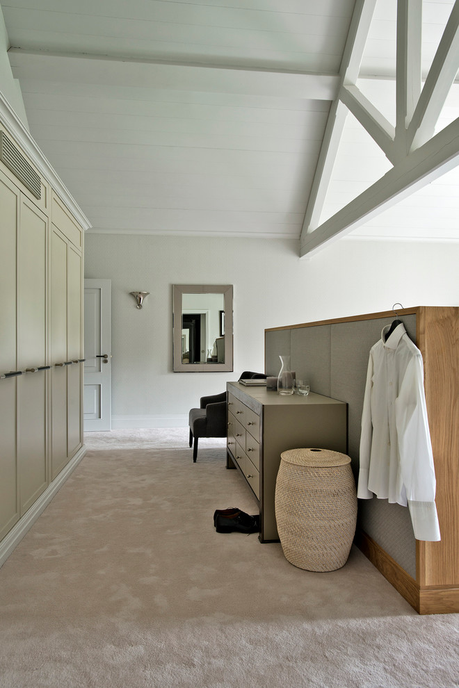 Großes Modernes Hauptschlafzimmer mit weißer Wandfarbe und Teppichboden in Gloucestershire