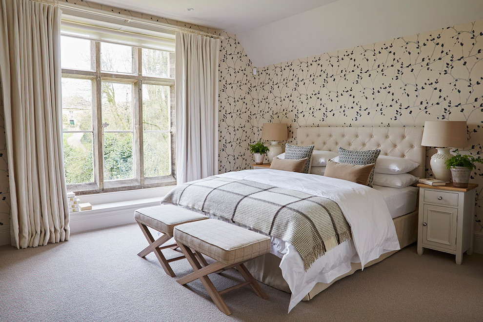 Стильный дизайн: спальня в стиле неоклассика (современная классика) с разноцветными стенами, ковровым покрытием и серым полом - последний тренд