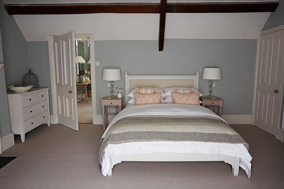 Idee per una camera da letto tradizionale di medie dimensioni con pareti blu, moquette e pavimento grigio