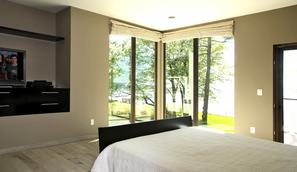 Großes Modernes Hauptschlafzimmer mit grauer Wandfarbe, hellem Holzboden und beigem Boden in Grand Rapids