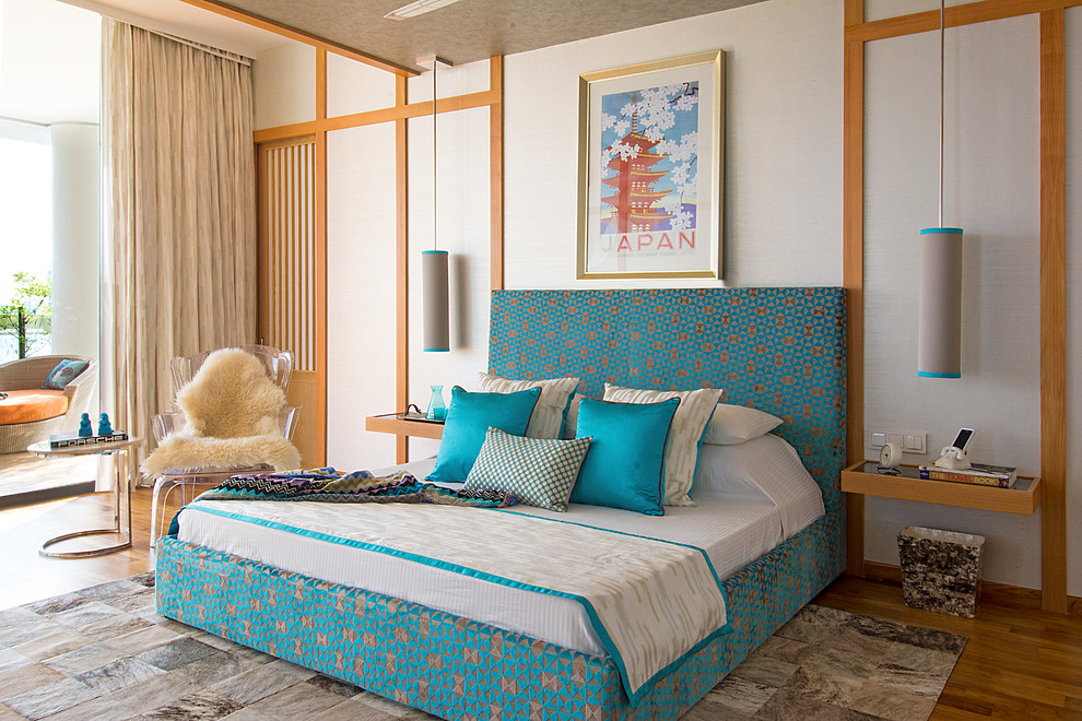 Ejemplo de dormitorio principal asiático sin chimenea con paredes blancas y suelo de madera en tonos medios