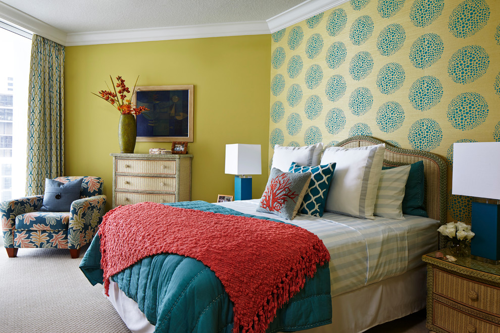 Foto på ett tropiskt sovrum, med gröna väggar och heltäckningsmatta