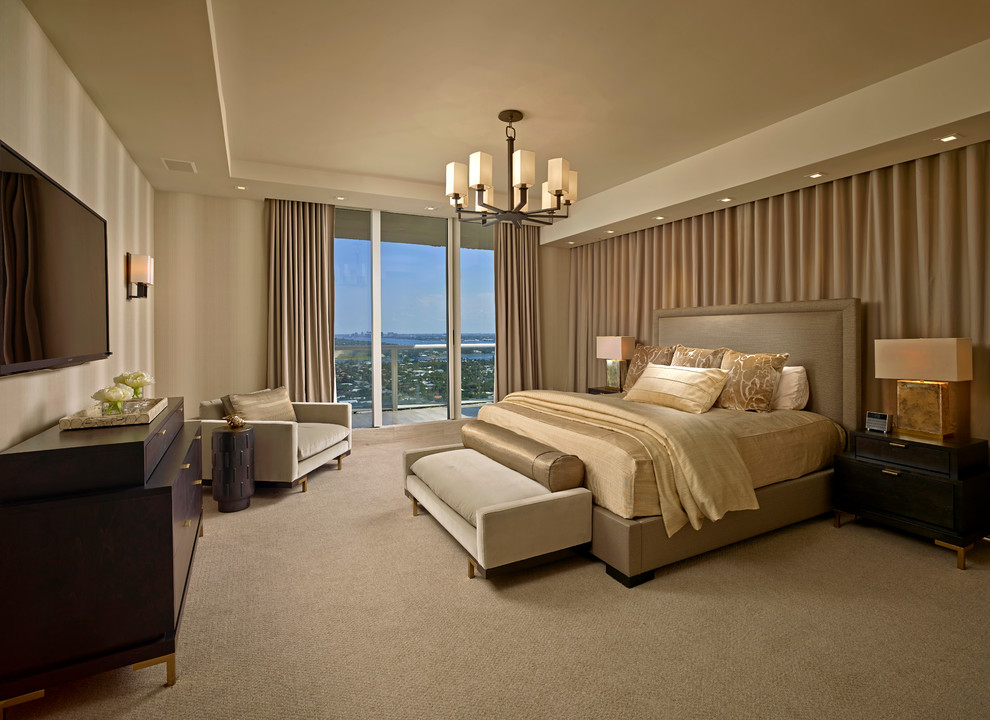 Diseño de dormitorio moderno grande con paredes marrones y suelo de mármol