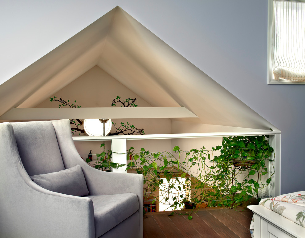 Imagen de dormitorio tipo loft de tamaño medio sin chimenea con paredes púrpuras y suelo de madera en tonos medios