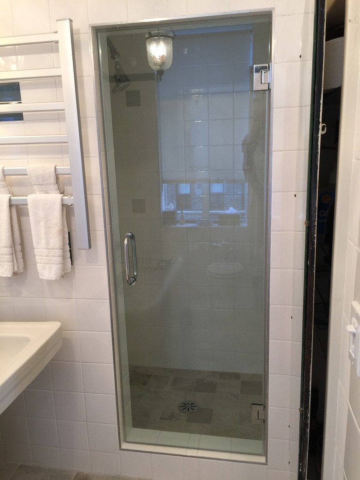Ispirazione per una stanza da bagno minimal di medie dimensioni con pareti bianche e pavimento in gres porcellanato