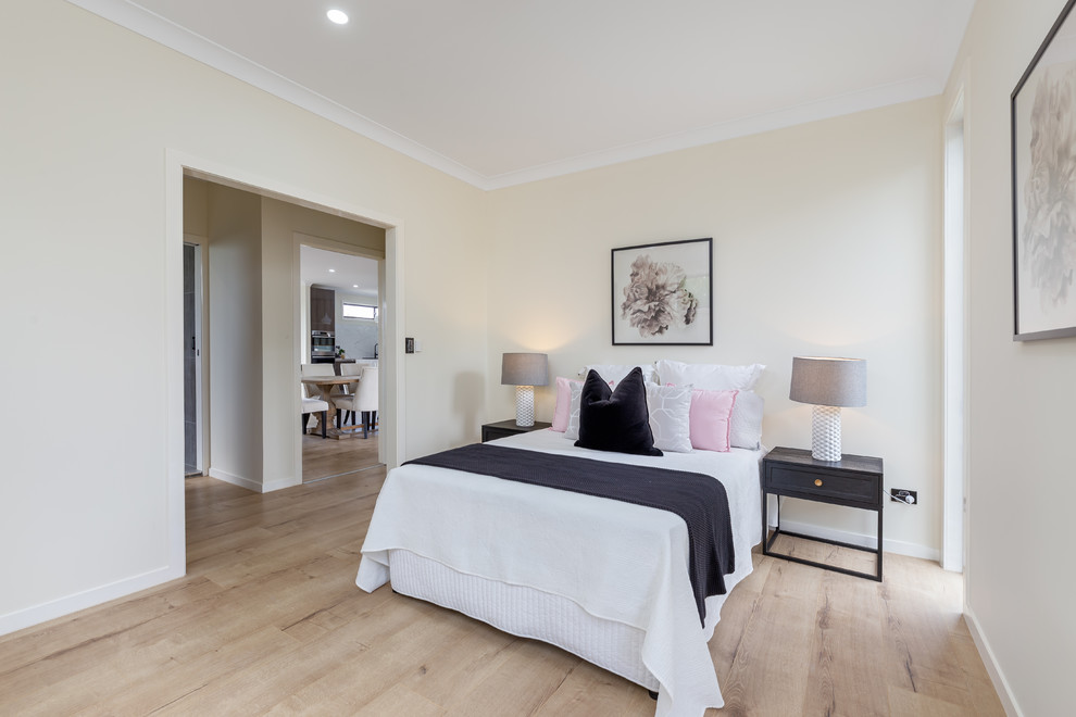 Foto di una camera degli ospiti minimalista di medie dimensioni con parquet chiaro