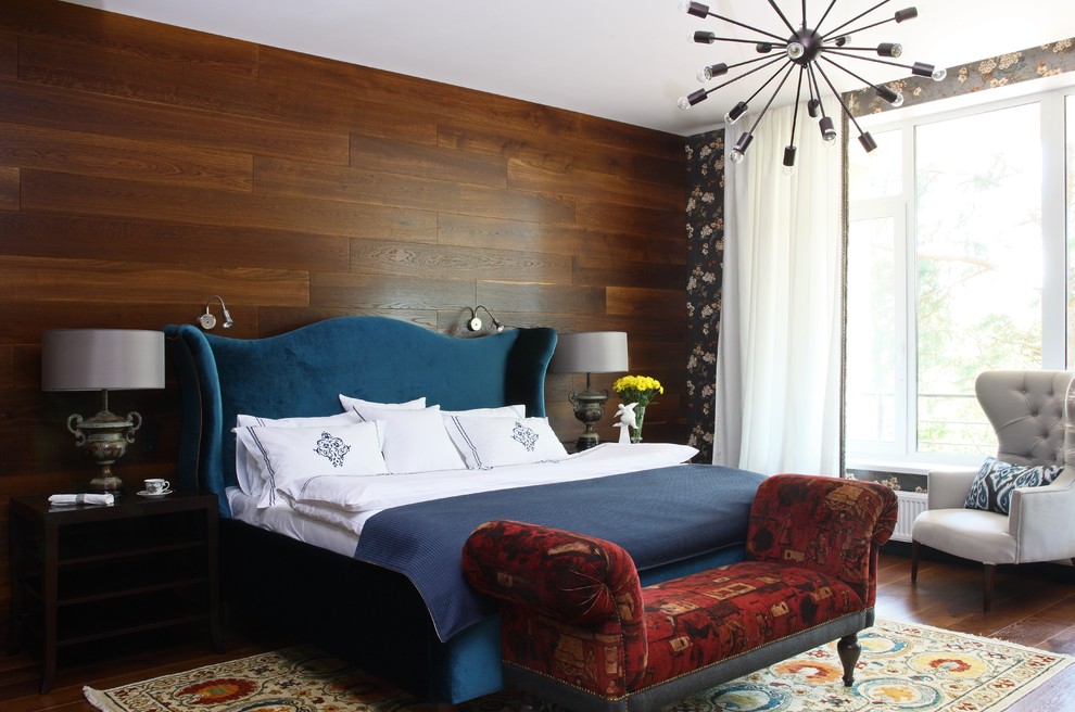 Пример оригинального дизайна: спальня в стиле фьюжн с коричневыми стенами и паркетным полом среднего тона