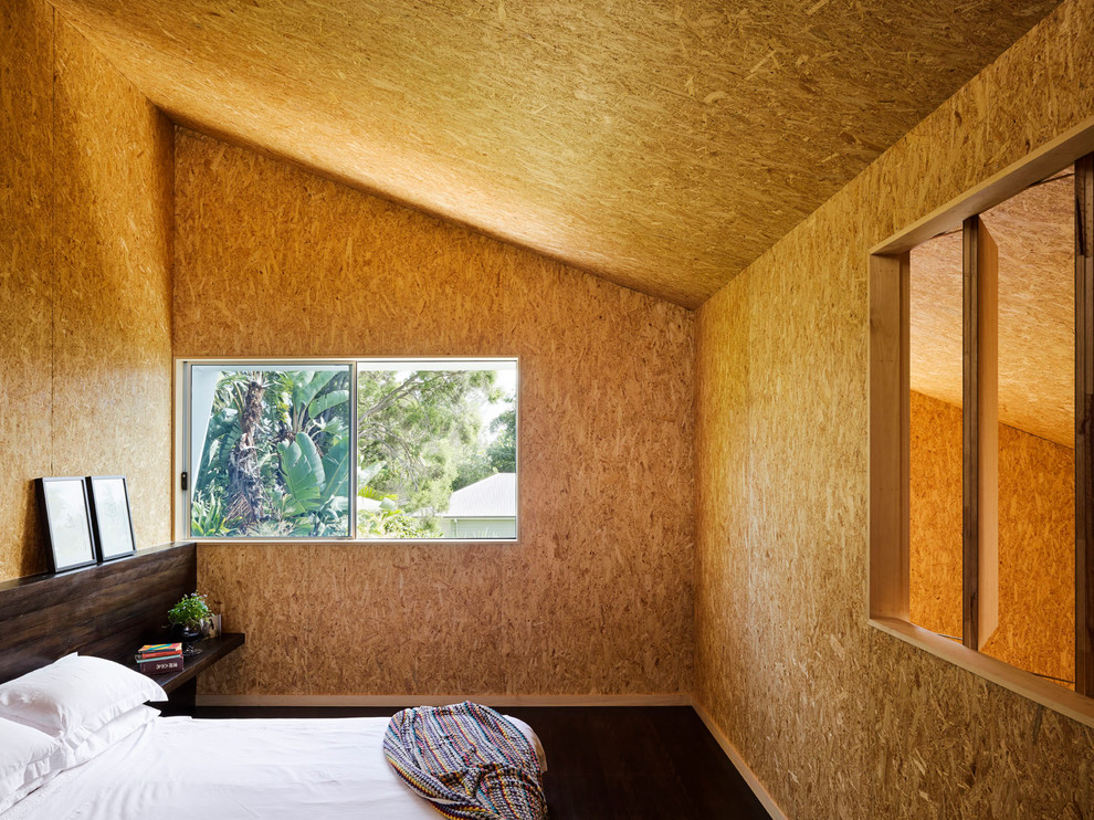 Foto de dormitorio principal actual con suelo de madera pintada